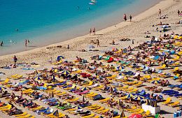 На Канарских островах прошли массовые акции против наплыва туристов