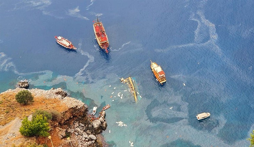 В Анталье затонул прогулочный катер с туристами