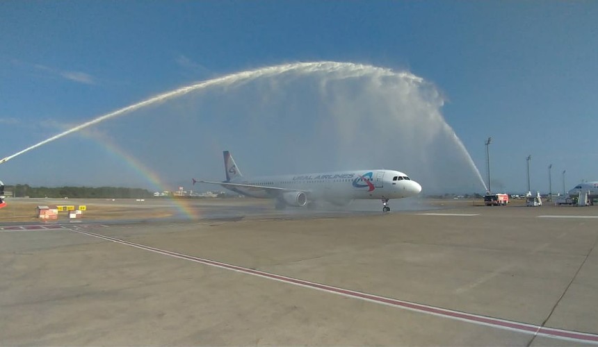 Анталья встретила российских туристов музыкой, цветами и шампанским