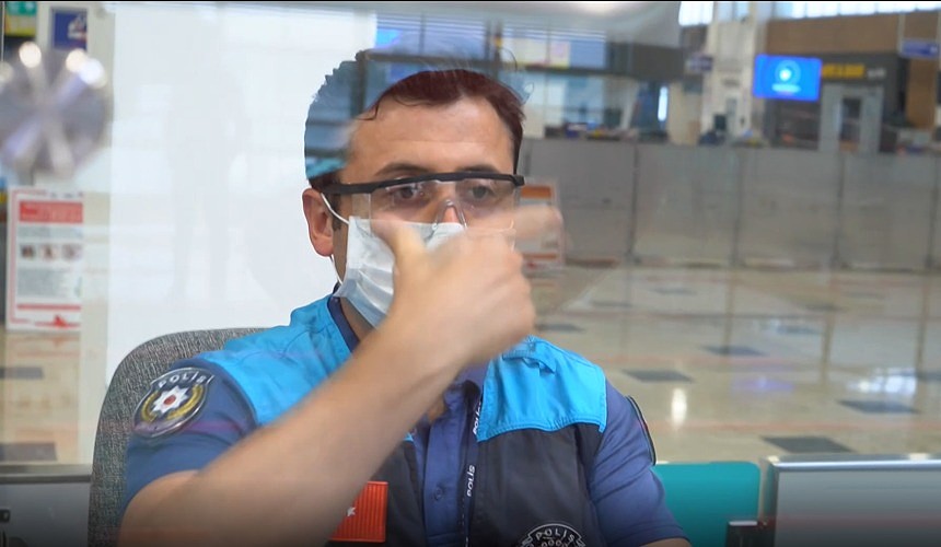  «Это надо было постараться»: российских туристов задержали в аэропорту Антальи за отказ надеть маски