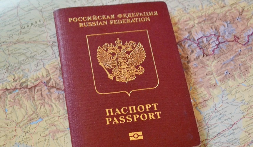 Туристов не выпустили за границу из-за отсутствия штампа о гражданстве на свидетельстве о рождении ребенка