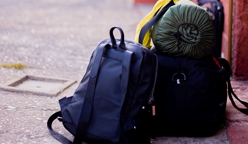 Турист поделился опытом отправки багажа через СДЭК ради полета налегке