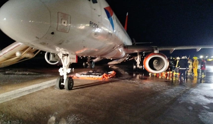 В «Азимуте» назвали причины жесткой посадки SSJ 100 в Анталье