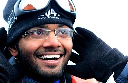 В критическом состоянии, но живой: в Непале нашли индийского альпиниста 