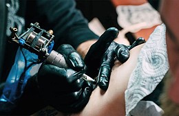 В Австрии туристам предложили годовой проездной за татуировку