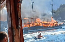 Туристы прыгали в море, чтобы спастись от пожара на яхте в Турции 