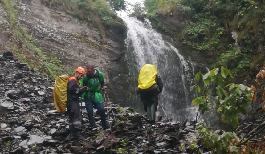 Спасатели купили потерявшейся туристке пару обуви, чтобы снять ее с горы