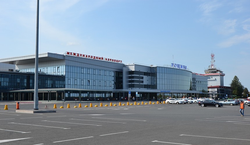 Вылет рейса из Тюмени задержали из-за столкновения самолета со столбом