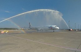 Анталья встретила российских туристов музыкой, цветами и шампанским