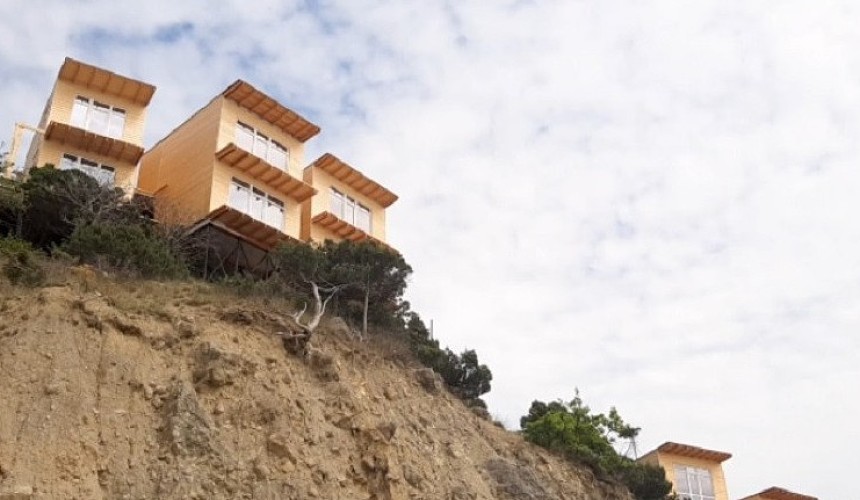 Для птиц, а не людей: в Севастополе СК проверяет законность строительства «глэмпинга-скворечника» 