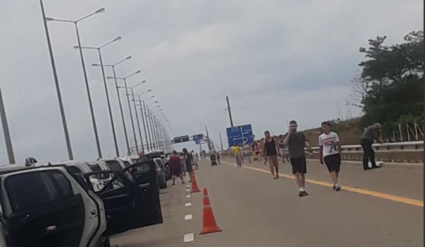 Движение по Крымскому мосту возобновлено после срабатывания ПВО