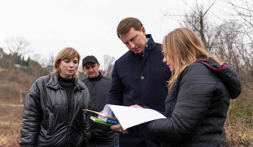 «Травмоопасность – 100%»: в Сочи обсуждают замусоренный лесопарк