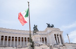 Итальянское консульство требует загранпаспорта у юных туристов