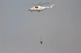 Пожарный вертолет устроил переполох на пляже в Анталье