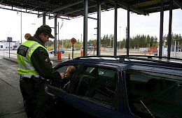 Россиянам, приехавшим на границу к открытию, пришлось расчистить финские сугробы
