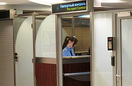 Туристов расстроила пограничница в аэропорту, которая ведет беседы о погоде в Москве