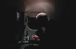 В новогоднюю ночь авиакомпании бесплатно напоят туристов вином и шампанским