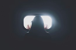 Не могла стоять на ногах: буйную туристку из Дубая в Москве встречала полиция