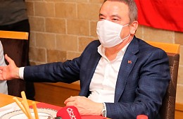 Мэр Антальи заразился коронавирусом