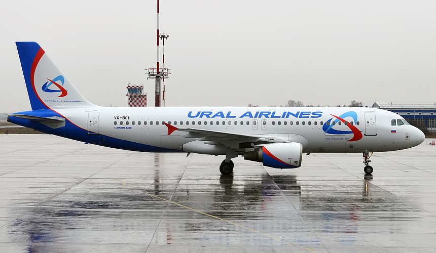 Самолет «Уральских авиалиний» наехал на сотрудника авиакомпании