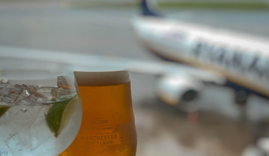 Российского пилота наказали за бокал шампанского, выпитый на борту