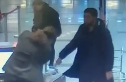 Махал «ксивой»: пассажир попытался взять в самолет негабаритный чемодан