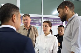 За туриста из России, разгромившего офис губернатора Пхукета, пришлось извиняться родителям