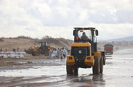 Шторм повредил мешки с мазутом на пляжах Анапы, но не унес их в море