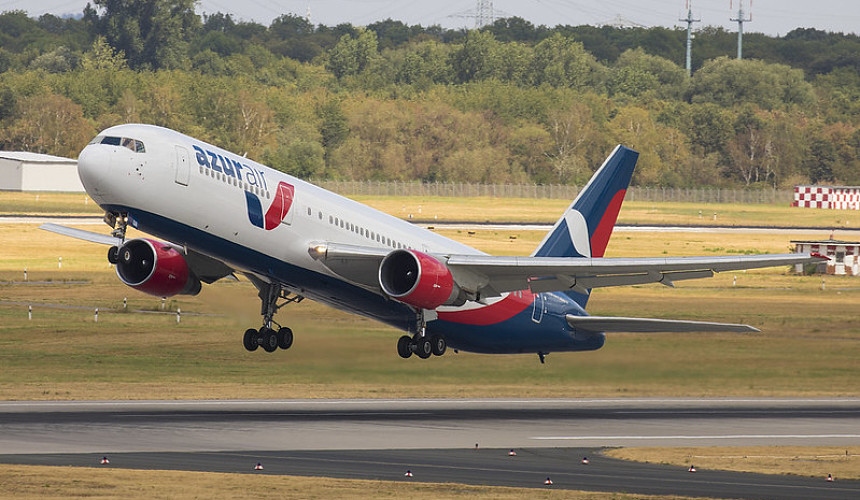 Вылет рейса из ОАЭ в Москву перенесли на 15 часов из-за выпавшего трапа