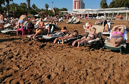 В Анталье туристы продолжают купаться в море и загорать