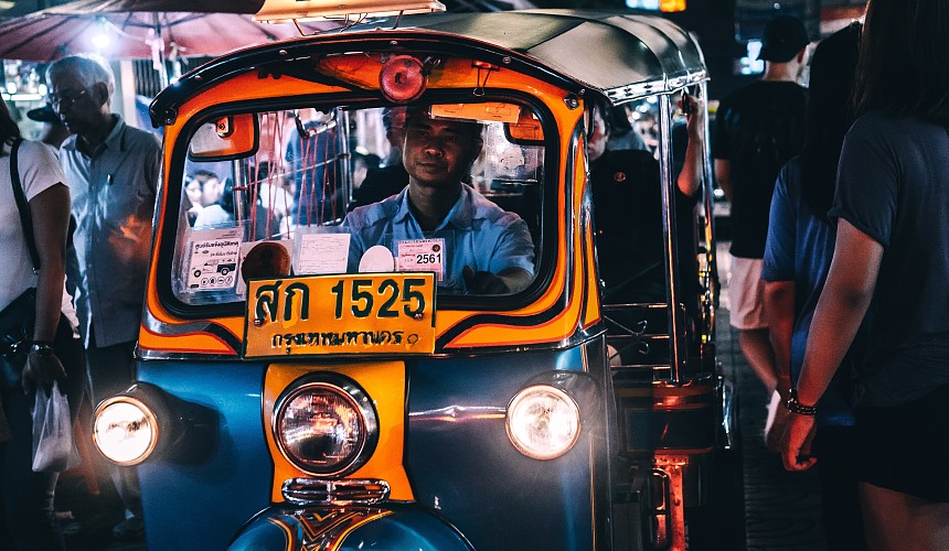 VIP-туриста на Пхукете таксисты встретили протестом из 3500 машин