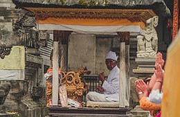 На Бали туристам теперь приходится молиться перед походом в горы