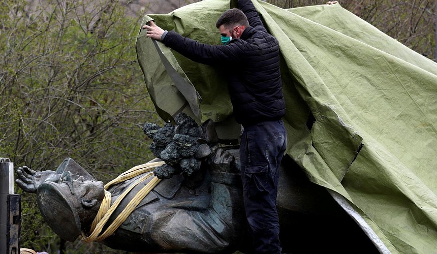 Демонтаж памятника Коневу в Праге: реакция туристов