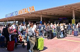 Многодетной семье пришлось улететь из Антальи без отца из-за овербукинга