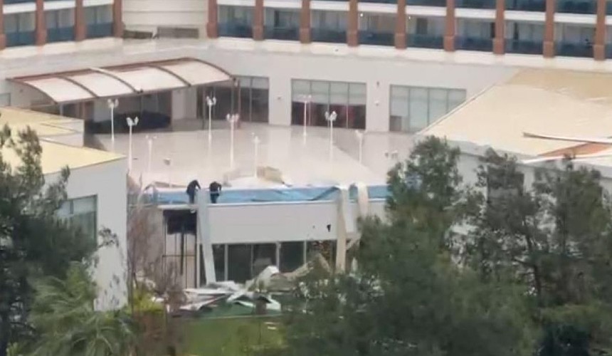 В Анталье штормовой ветер повредил крышу пятизвездочного отеля 