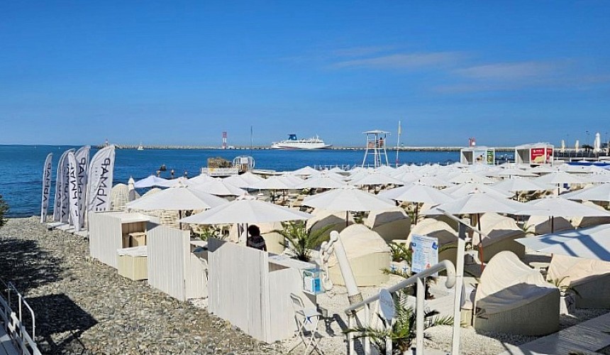 В Сочи после четырехдневного перерыва открыли пляжи 