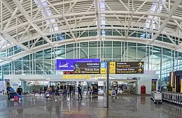 Туристы жалуются на вымогательства таможенников в аэропорту Бали