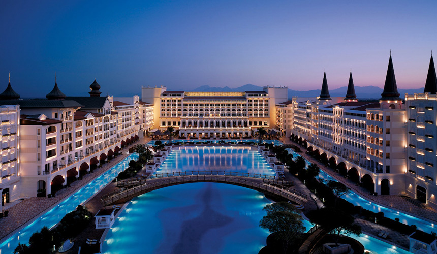 За переселение из Mardan Palace в Анталье с туристов требуют денег