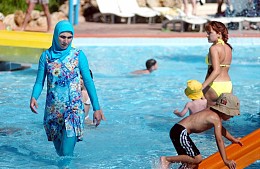 В Италии – дискуссия об уместности буркини на пляже
