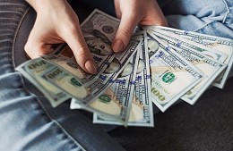 Наличные доллары по 100 рублей туристы могут купить в Москве