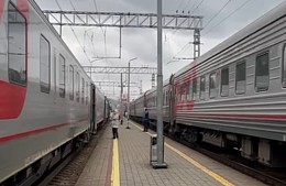 Туристы всю ночь простояли в поезде на станции в Лазаревском из-за шторма на российском юге
