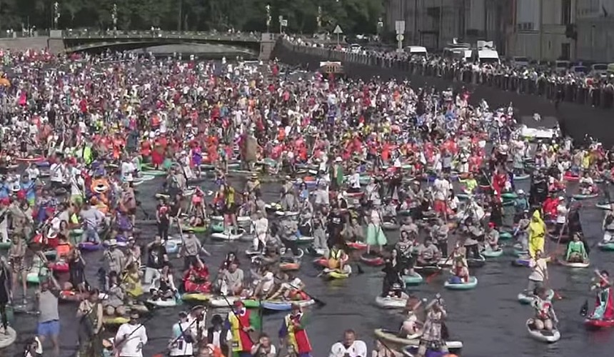 Туристам в Санкт-Петербурге показали массовую гонку «крокодилов» и «миньонов»