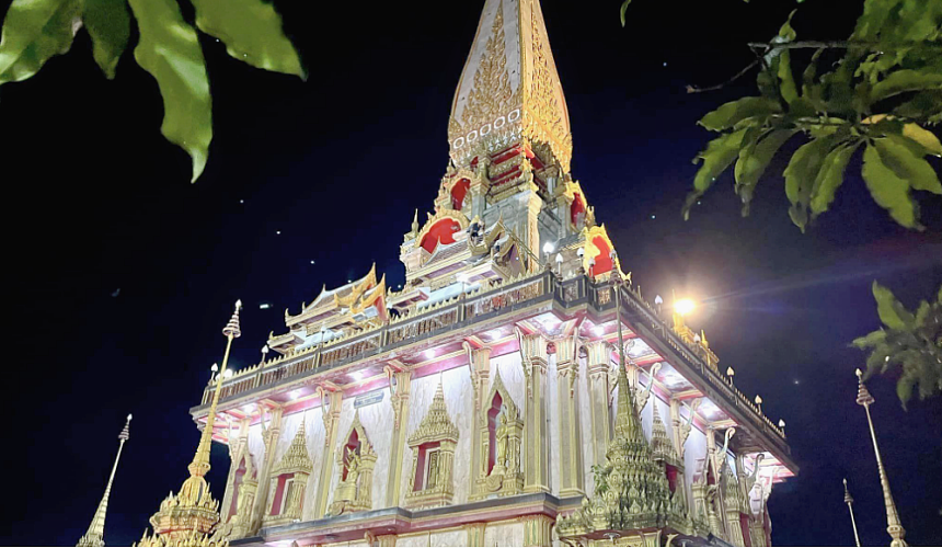 На Пхукете российский турист умер после прыжка с крыши храма