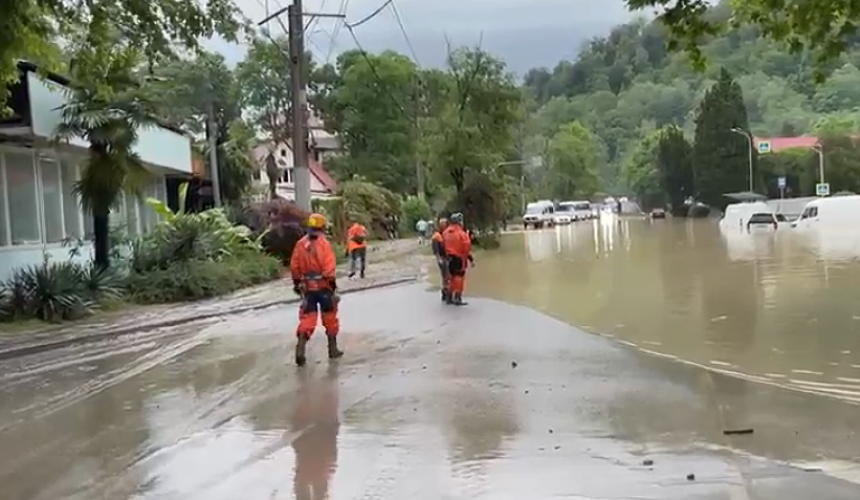 В Сочи из-за непогоды закрыли пляжи и запретили купаться в море