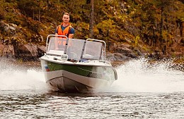 Авиатехник «России» спас девять туристов из перевернувшегося катера