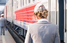 Пассажир купил у проводницы разрешение курить в поезде за магнитик РЖД