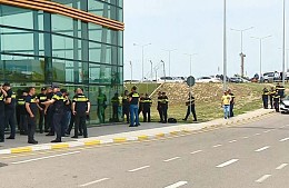 Пассажиров первого рейса из Москвы в Тбилиси встретили недружелюбно