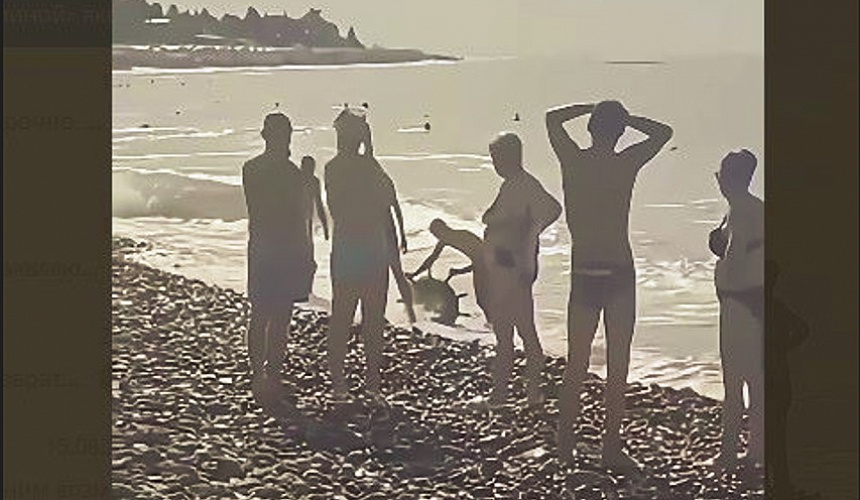 Соцсети взбудоражило видео с «морской миной» на пляже в Сочи
