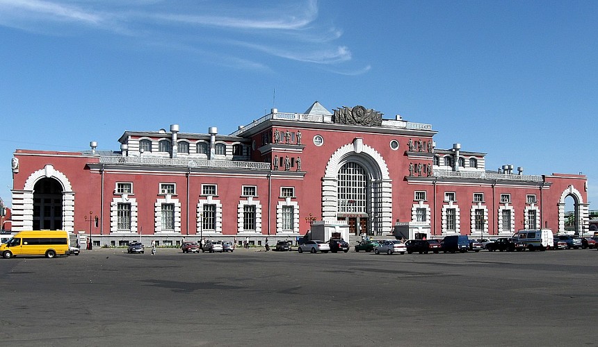 Туристам объяснили, почему только один южный поезд изменил маршрут в Курской области