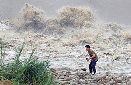 К китайскому острову Хайнань подошёл тайфун «Сарика»